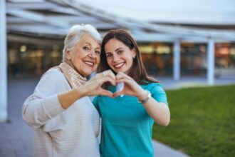 Conseils pour choisir une mutuelle senior économique et adaptée
