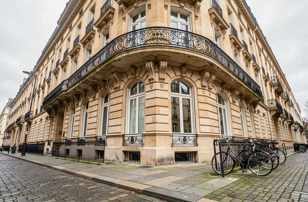 Immeuble résidentiel haussmannien parisien représentant le patrimoine immobilier d'une SCPI comme Pierre Plus